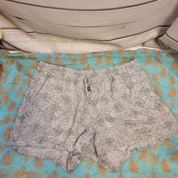 Old Navy Pants - 💜5 for $10.00💜 Old Navy shorts